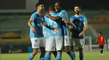 تحسم غدًا.. موعد انطلاق مباراة بيراميدز وسموحة بالدوري المصري وترددات القنوات الناقلة